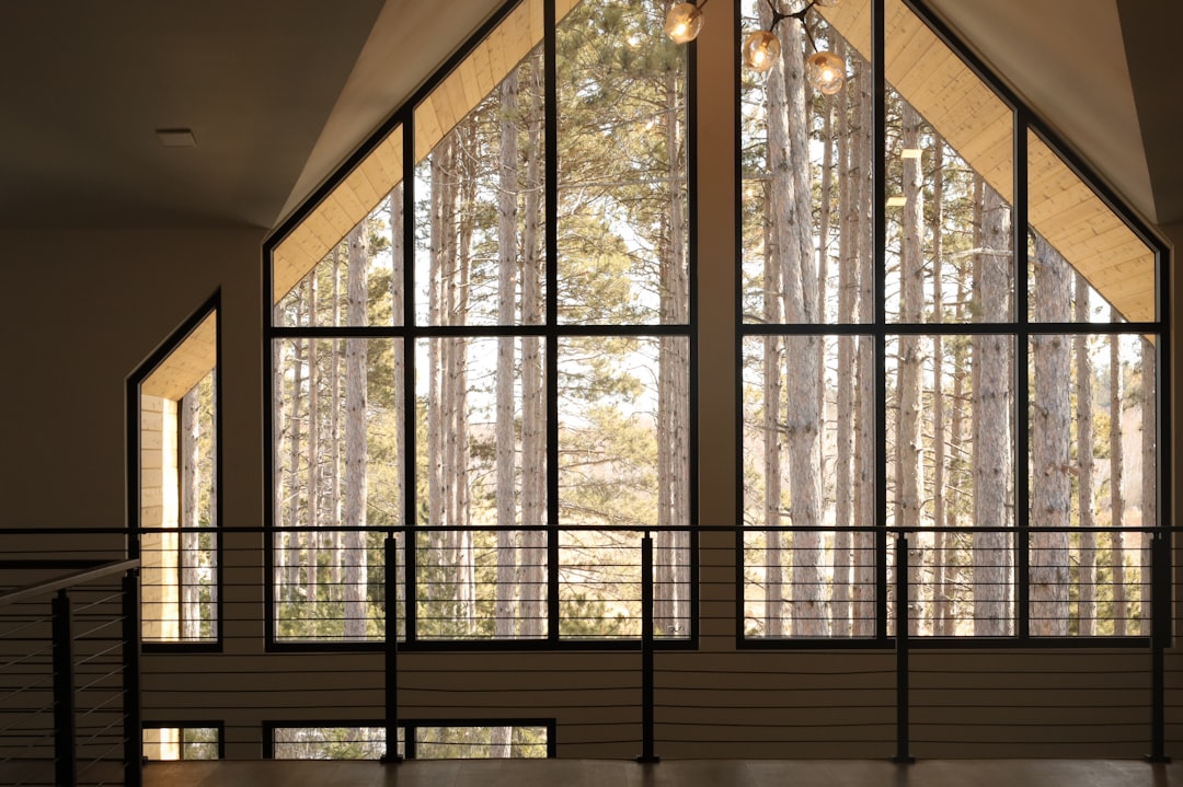 Czy parapet drewniany pasuje do nowoczesnego wnętrza?